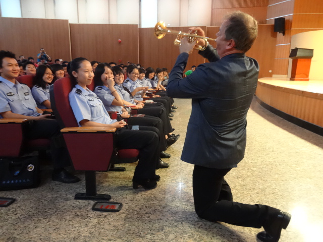 黄金城集团小号表演艺术家Jens Lindemann（彦斯·林德曼）荣获加拿大勋章