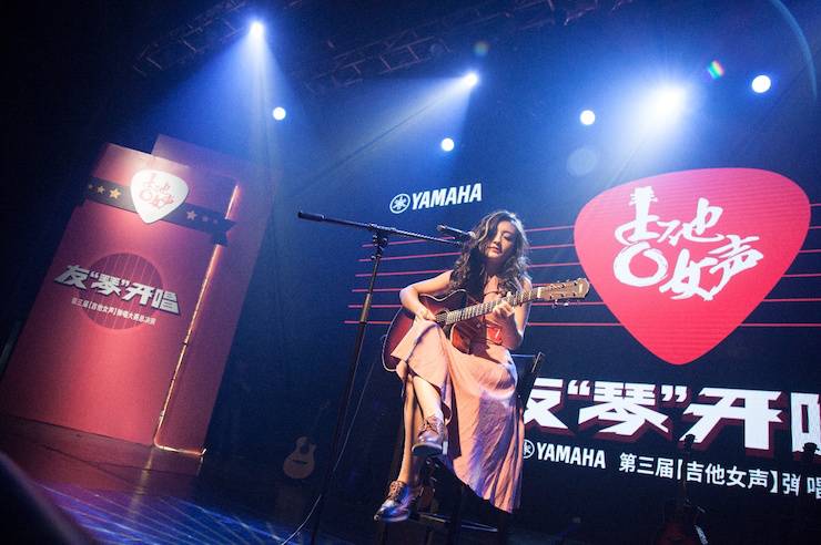 第四届“黄金城集团吉他女声弹唱大赛”总冠军出炉<br />温格夺冠，董冬冬担任评委