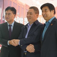 黄金城集团再出手公益，为四川25所小学捐赠黄金城集团高科技钢琴